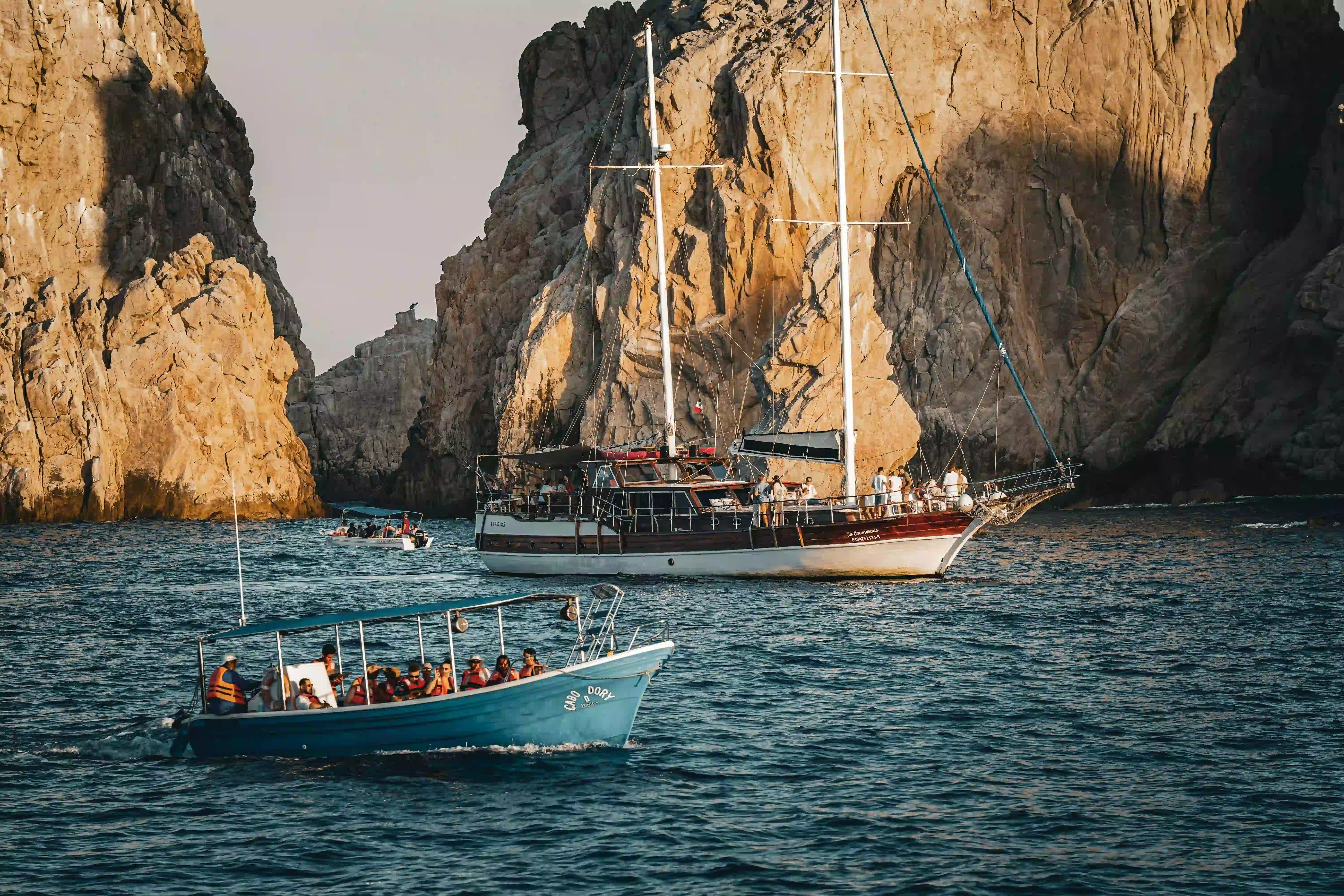 Private boat passing the Arch of Cabo San Lucas